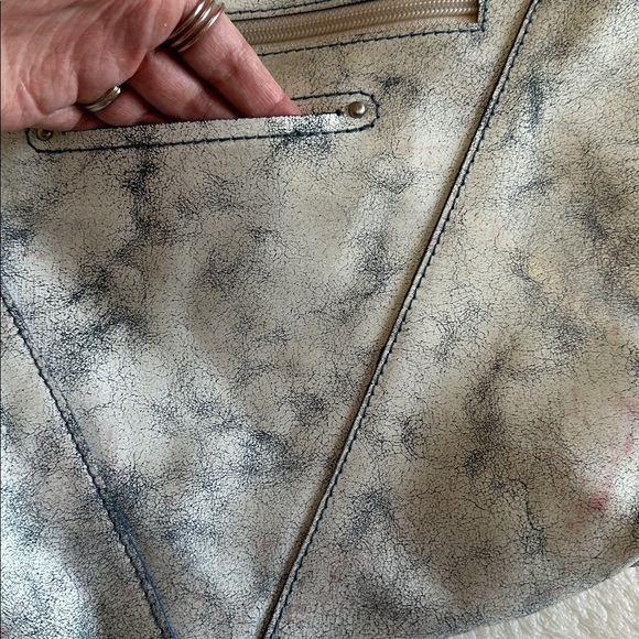 Nino Bossi Genuine Leather Distressed Shoulder Bag - Picture 3 of 11
